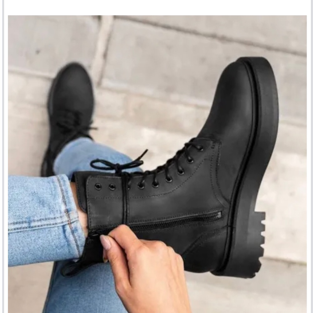 SOREL ~ CHELSEA black combat boots